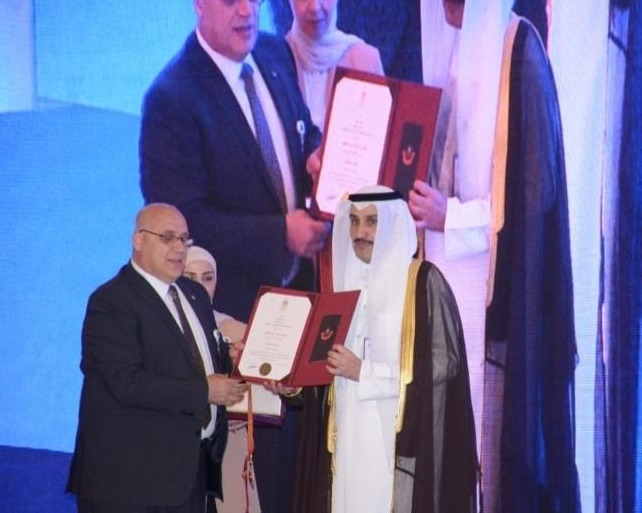 نيابة عن الرئيس محمود عباس، وزير العمل نصري أبو جيش يسلم مدير عام منظمة العمل العربية فايز المطيري وسام نجمة الاستحقاق والتميز